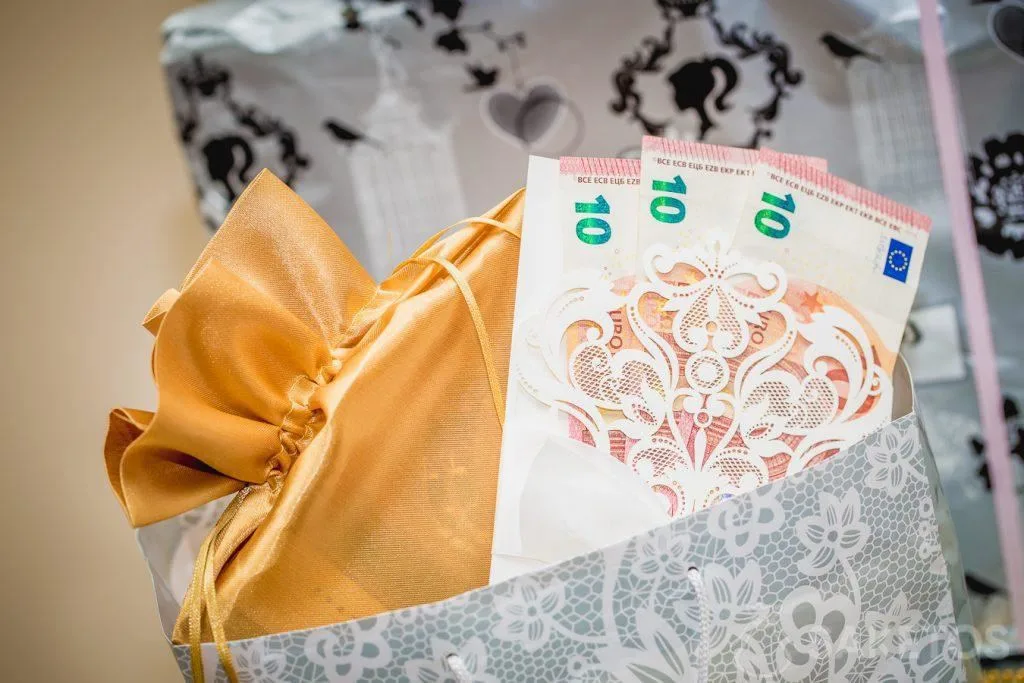 Banknotes as gift wrapping paper