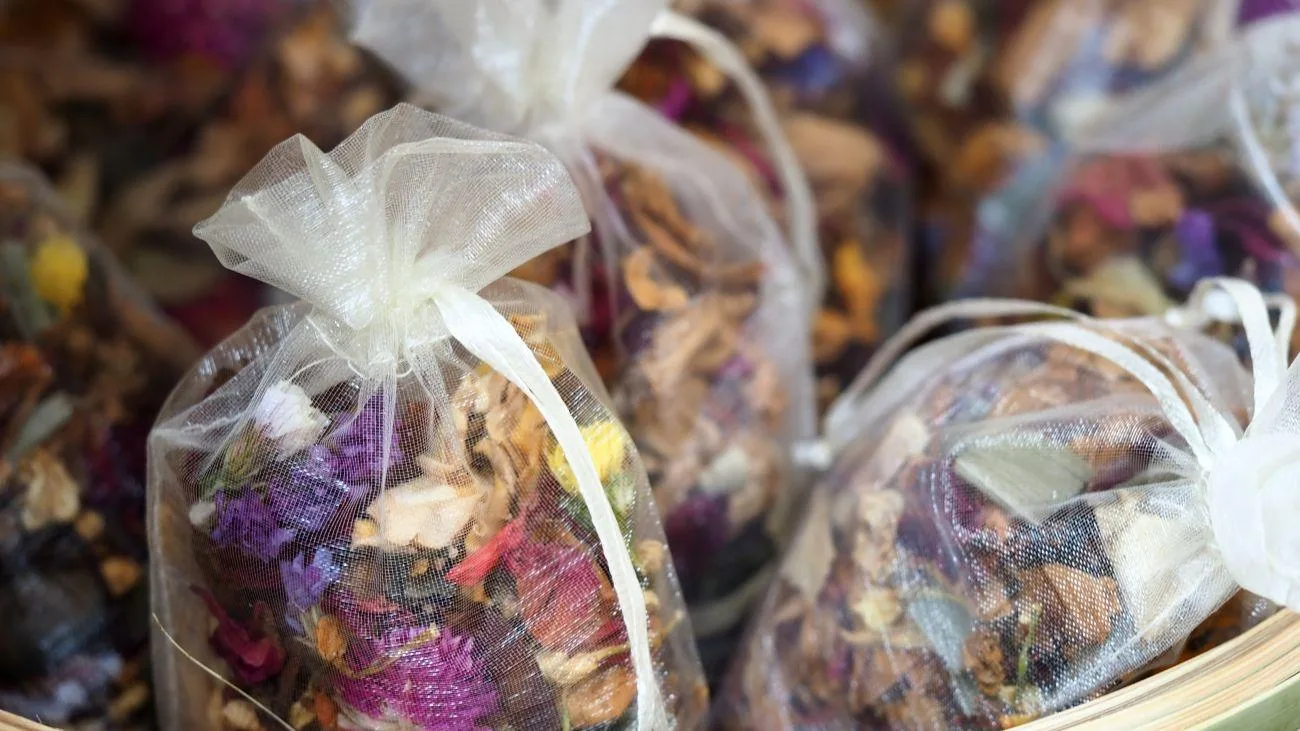 Scented organza pouches with potpourri