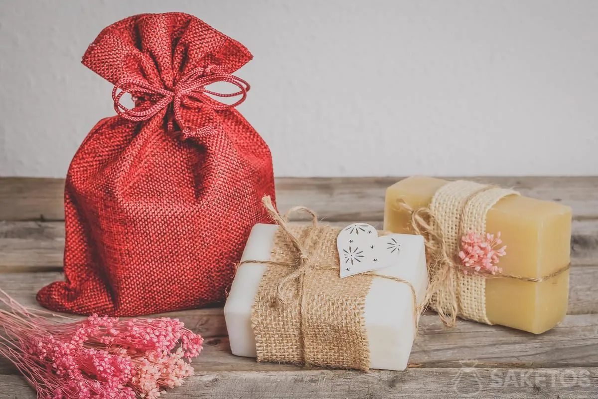 Natural cosmetics, e.g. handmade soap look great packaged in a jute bag.