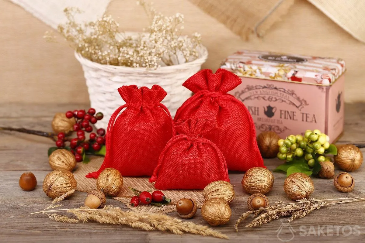 Red jute bags are great as packaging for tea or coffee.