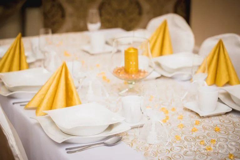 Decorative table setting in shades of white and gold