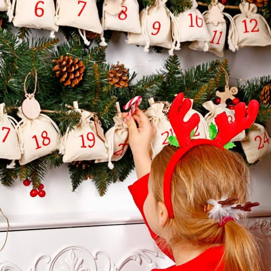 Advent calendar in the form of a bag garland